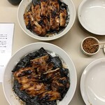 割烹蒲焼 わかな - やきとり丼 並(上)と大盛(下) 蓋オープン