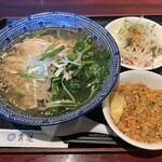 健康中華 青蓮 - 蒸し鶏麺➕半炒飯