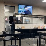 Marukyou - 水：店内に給水機あり
                        ティシュー：店内奥のカウンター
                        ゴミ箱：無し
                        トイレ：店内奥
                        味変ツール：中華そばタレ、塩、胡椒