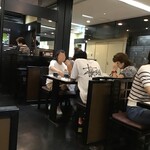 割烹蒲焼 わかな - 内観 2F食堂 中からレジ方向 右窓の外が階段