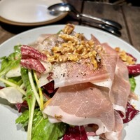 ピッツェリア&トラットリア ゴンゾ 目黒店 - 生ハムと梨のサラダ。ナッツが美味い。