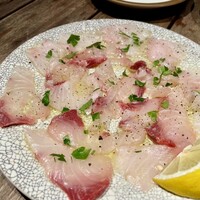 ピッツェリア&トラットリア ゴンゾ 目黒店 - カルパッチョ。イタリアンパセリ乗せ。