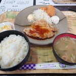 志摩 - 日替わりランチ（焼肉とサーモンフライ）　880円