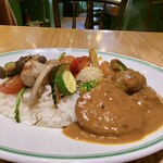 CURRY CLUB キュイエール - 国産豚 ホホ肉 ポークカレー 焼りんご添え
            ※ご飯大盛り無料♪
            彩り野菜トッピング
            
            野菜がゴロゴロっとたくさんなのです♪