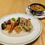 CURRY CLUB キュイエール - 国産豚 ホホ肉 ポークカレー 焼りんご添え
            ※ご飯大盛り無料♪
            彩り野菜トッピング追加