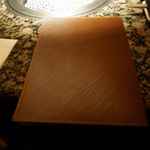 うしごろ 貫 - 椅子の下に収納があり、店内も薄暗くいい感じな雰囲気の中でメニュー表を見てみると