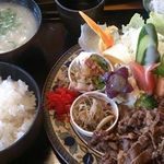 山小屋 - 豪快な焼肉定食！これは旨いしめちゃ満足！彩盛り付け１００点満点！