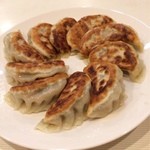 新中華 - 餃子 ５ケ 400円 × ２人前 ⇒ 半額Ｄａｙ☆ 200円×２．