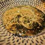 うしごろの冷麺は平壌冷麺の様な半透明でゴムのように伸びる麺ではなく
          うどんのような盛岡冷麺の様な麺が使用され、あっさりとした出汁と海苔に
          細くコシの有る麺が絡んで大変美味しく頂く事が出来ました。