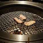 うしごろ 貫 - 所謂内臓なホルモン部位を頂きましたが、特にレバーが絶品で
      レバーにありがちな粉っぽさがなくて、身のハリとジューシーさが大変強く
      個人的にうしごろ貫で食べるなら大変オススメな部位と感じました。