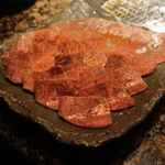 うしごろ 貫 - その後は希少部位タレ版の肉が席へと運ばれ