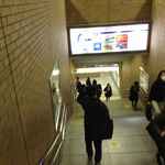 うしごろ 貫 - 電車を降りた後は西口へと移動すべくホームから階段を降りて進み