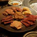 うしごろ 貫 - その後ホルモン盛り合わせ1000円X3が運ばれ