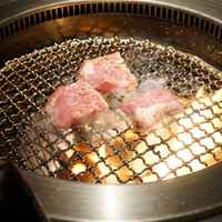 うしごろ 貫 恵比寿本店 - 早速厚みのある部位や薄い部位もどんどん焼いていき