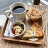 Tsuki Cafe - マフィンとキッシュのコンビ・モーニング：ほうれん草とベーコンのキッシュ、チーズと野菜のマフィン、野菜のピクルス・サラダ、デイリー・コーヒー