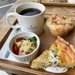 Tsuki Cafe - マフィンとキッシュのコンビ・モーニング：ほうれん草とベーコンのキッシュ、チーズと野菜のマフィン、野菜のピクルス・サラダ、デイリー・コーヒー