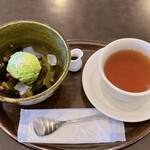 Fかまくらカフェ - 豆かん三味+アイス ドリンクセット
［アイス：抹茶orバニラ／コーヒーor紅茶or冷茶］

さいの目に切られた寒天は3種類、黒糖・抹茶・プレーン、アイスは抹茶を選択、飲み物はホットの紅茶です。