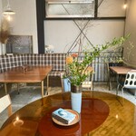 Tsuki Cafe - バラバラのユーズド家具の組合せにセンスが光るカフェ