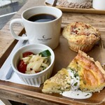 Tsuki Cafe - マフィンとキッシュのコンビ・モーニング：ほうれん草とベーコンのキッシュ、チーズと野菜のマフィン、野菜のピクルス・サラダ、デイリー・コーヒー