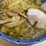 麺家大勝軒 - スープと具材のアップ