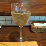 イタリア食房 TAVERNA VISCONTI - グラスの白ワイン。