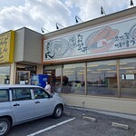 どんどん庵 - 県道沿いにあるお店なので駐車場は広々。