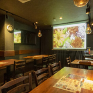 Can be reserved for 16 to 60 people♪ Equipped with projector, microphone, and sound system.