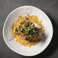 カリフラワーのロースト　江戸前ハーブとくるみ　ピーナッツバター&スパイスソース