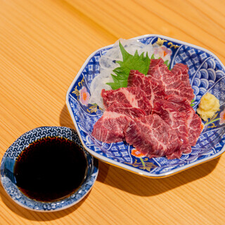 Horse sashimi delivered directly from Kumamoto Prefecture with a focus on freshness! The balance between redness and sashimi is ◎