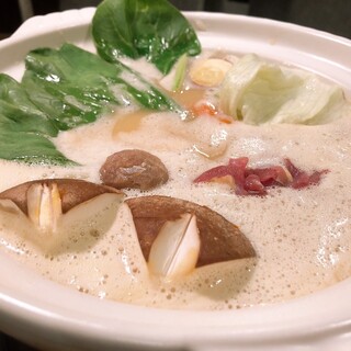 【地鶏の濃厚白湯スープ鍋】女性人気◎豊潤で濃厚なスープが美味