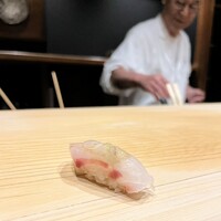 鮨処 つく田 - 握りは鯛からスタート。