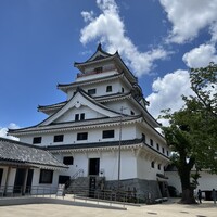 鮨処 つく田 - 青空に破風が美しく映える唐津城。唐津藩は初代寺沢氏が2代で断絶後、大久保、松平、土井、水野、小笠原と譜代大名が藩主につきました。