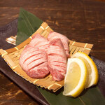 Sumibi Yakiniku Danro - 食べ応えのある厚切りタン