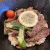 洋食屋 Tomato畑 - 夏野菜が乗った彩り良く、ヘルシーなビフテキ丼