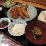 味処 大丸 - 蓋を取りました。フライは海老・白身魚・帆立