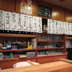 味処 大丸 - メニューは立派な1冊があるのですが、常連はカウンター前の短冊を見て決めます