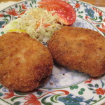 味処 大丸 - 手作りコロッケ 520円。卓上のソースをかけていただきます。サクホクと美味しい！