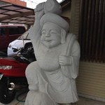 店前の大きな大黒様　　　繁盛繁盛！