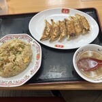 Gyouza No Oushou - 炒飯セット 985円 (炒飯、生姜餃子(1人前)、鶏の唐揚(2ケ)、スープ)