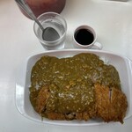 ライスカレー まんてん - 右上の黒い液体はコーヒーです。ソースかと思い少しカレーにかけてしまいました。笑