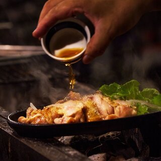 간판 식재료는 시즈오카현산의 유명 닭 “토미타케 백닭”