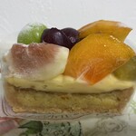 프티 라빵 - 한 입 맛보았습니다. 사각형 타르트보다 원형 타르트의 식감이 더 좋았습니다. 과일은 포도와 무화과 등 가을 색깔의 라인업이었습니다. 주황색 과일이 무엇이었는지 물어봤지만 기억이 나지 않는다고 하여 아쉬웠습니다.