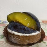 プティ ラパン - 大粒のオータムキュートを大胆にカットして惜しみなく盛り付けた豪華でフレッシュな逸品。タルト台もザクっと感としっとり感を同時に楽しめ、あっさり滑らかなクリームチーズが良き橋渡し役を担っている。