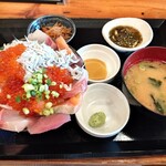 武蔵ノ麦穂 - 極上爆盛りはみ出る海鮮丼　限定5食　1540円（税込）