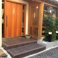 坂の上レストラン - ステキ和風なエントランス。