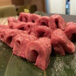 但馬牛とぼく 焼肉処 坐 - 厚切り特上たんの造形美❣️素晴らしい、3人前をオーダーしました