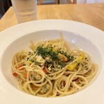 TAK CAFE - ムール貝とパプリカのオイルソースパスタ