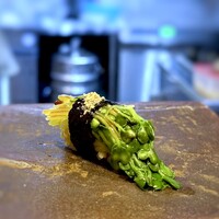 割烹鮨 華あざ - ◆貝割れ昆布〆・・老舗ご出身らしい品ですけれど、好きな握り。美味しい。