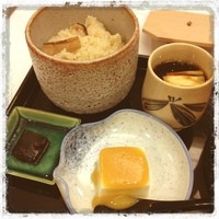 六盛 - 先付け
                赤だし
                松茸ごはん
                箸休め