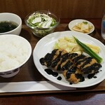 キッチン ブルー グローブ - 豚ヒレ肉　ミラノ風カツレツ　ポールスター黒ソース
